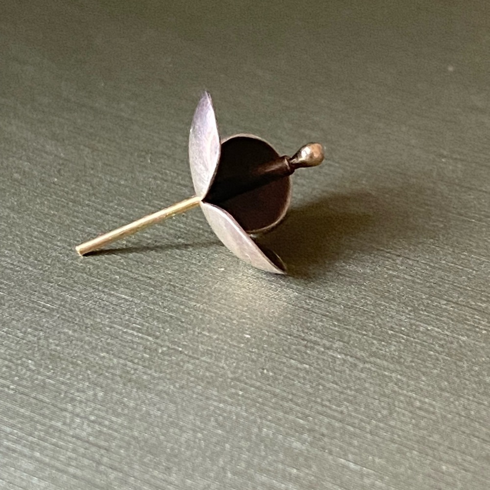 Dainty flower earrings. - Picture 2 of 2